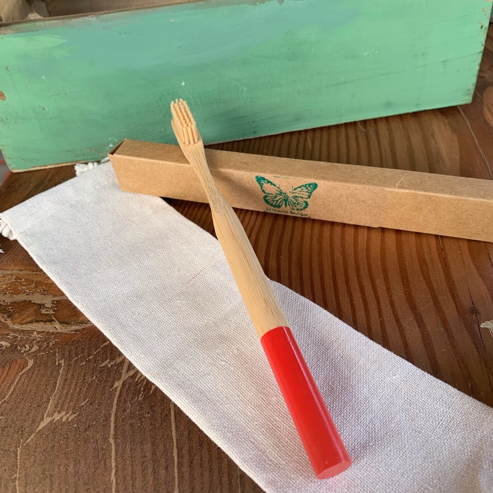 🌱ORGANIC BAMBOO + CHARCOAL TOOTHBRUSH w/BAG